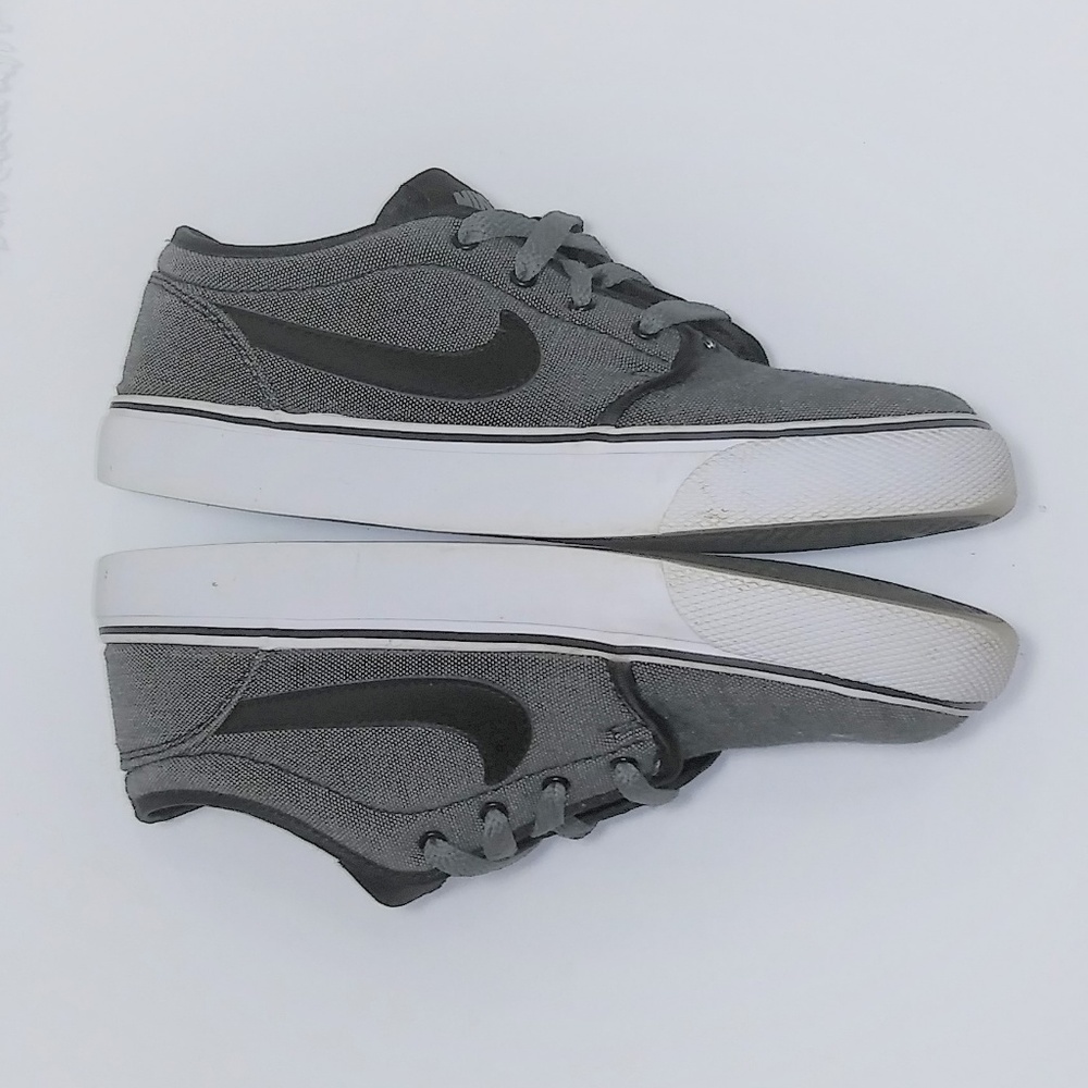 Nike Toki Grey & Black low profile sneakers - Picture 3 of 7